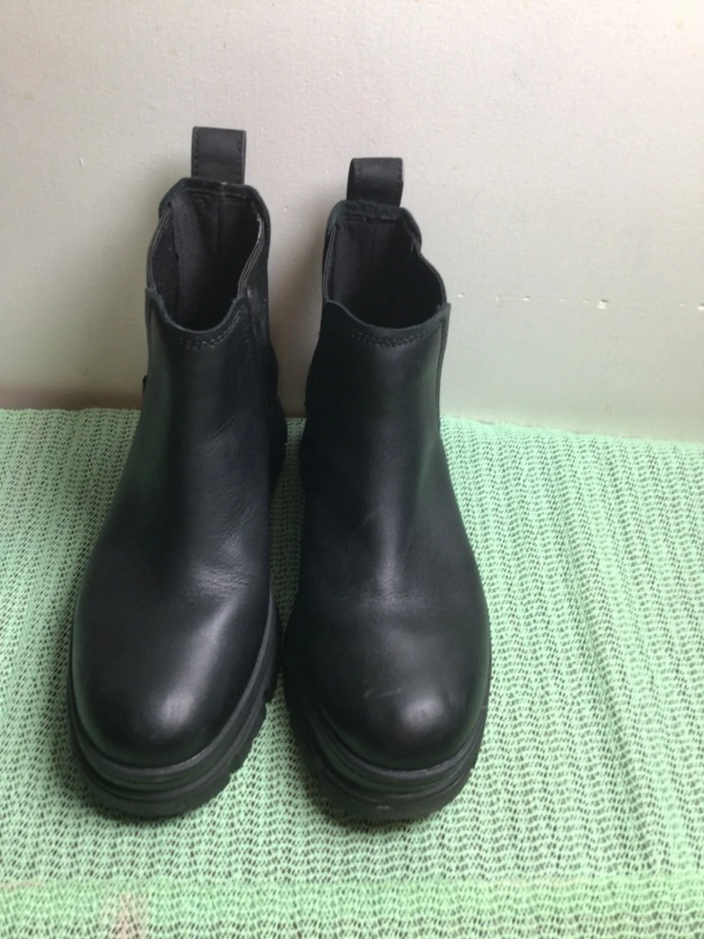 Ugg  leather slip on ankle boots Textile lining with stretch elastic   SZ 7